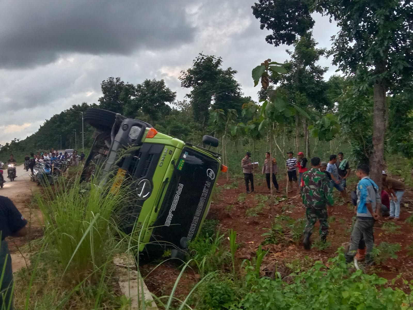 Babinsa Desa Tubanan Pantau Kecelakaan Lalu Lintas Truk di Jalan Raya Tubanan-Kembang