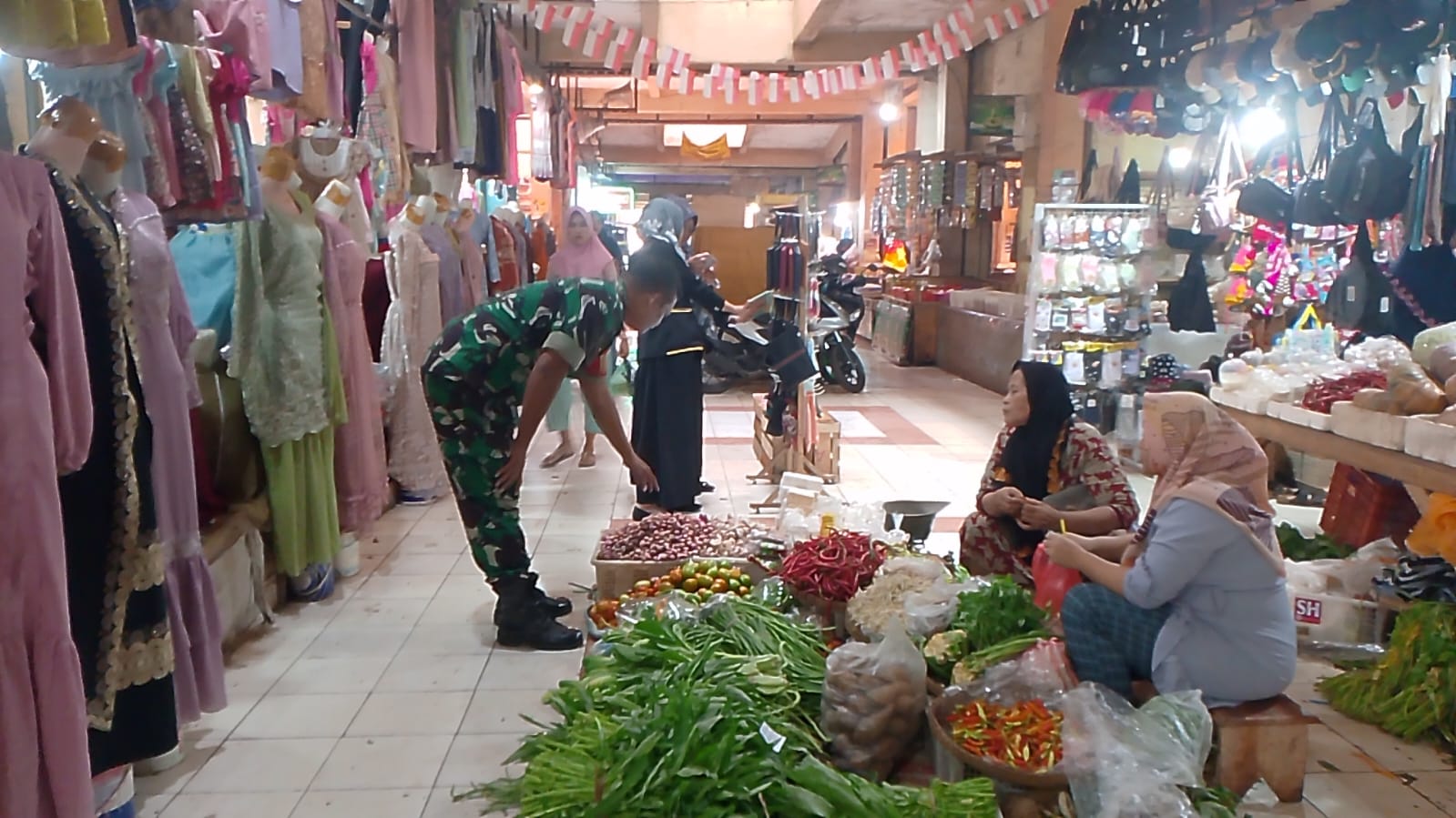 Babinsa Kodim 0719 / Jepara Lakukan Pengecekan Harga Sembako untuk Dukung Ketahanan Pangan Nasional