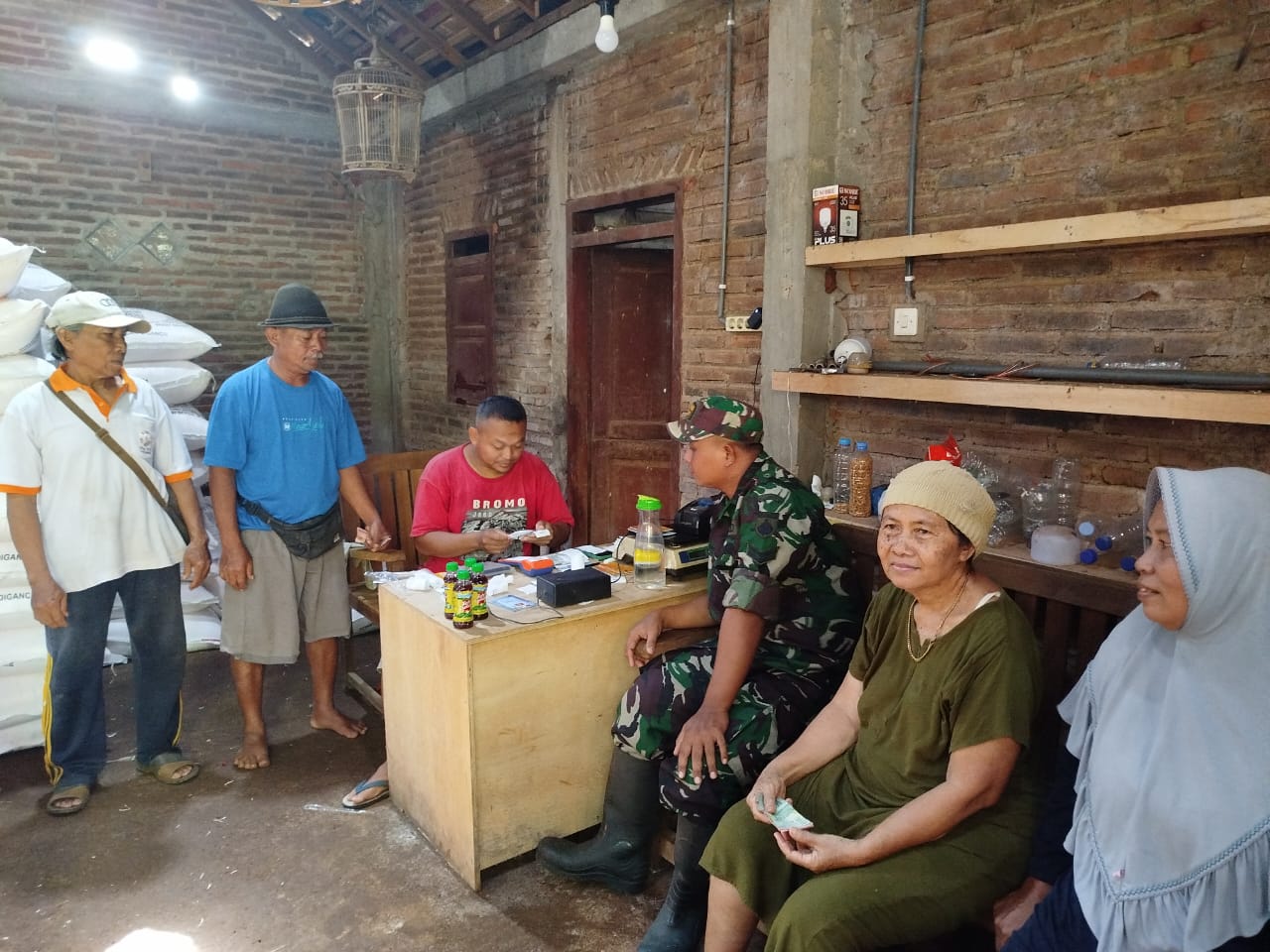 Babinsa Kodim 0719 / Jepara Lakukan Komsos Terkait Penyaluran Pupuk Subsidi di Desa Kaliaman