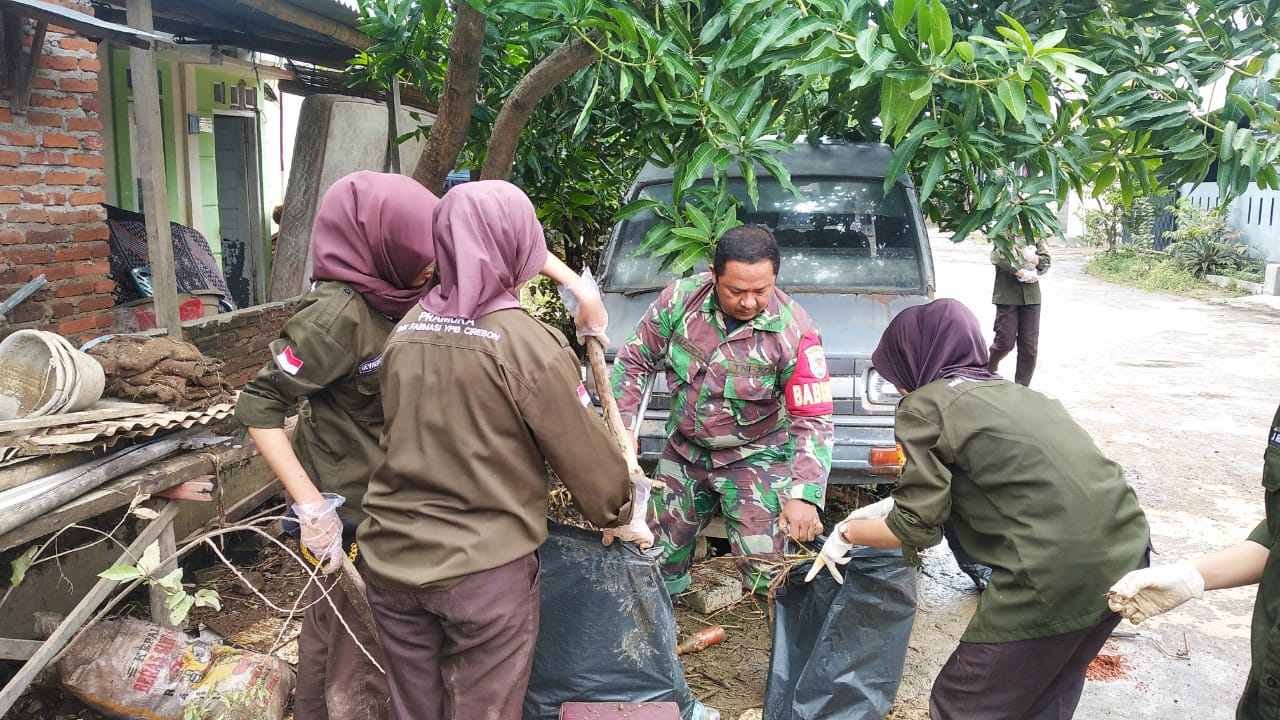 Kegiatan Karya Bhakti Pembersihan Sampah Pasca Bencana Banjir oleh Koramil 0620-02/Tengahtani