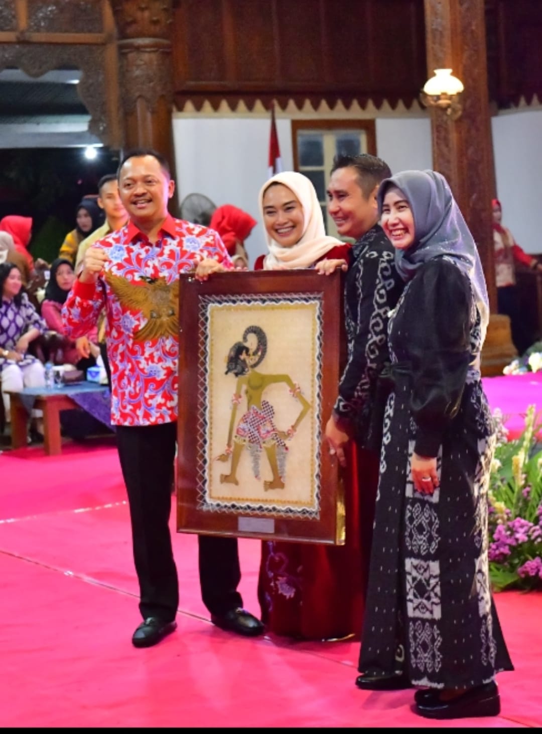 Dandim 0719 / Jepara Hadiri Acara Lepas Sambut Kapolres Jepara, Berikan Hadiah Simbolik Tokoh Werkudoro