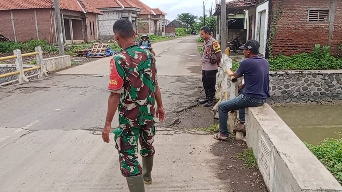 Babinsa Kodim 0719 / Jepara dan Bhabinkamtibmas Pantau Kondisi Jembatan Kali Rodo di Kedung Malang
