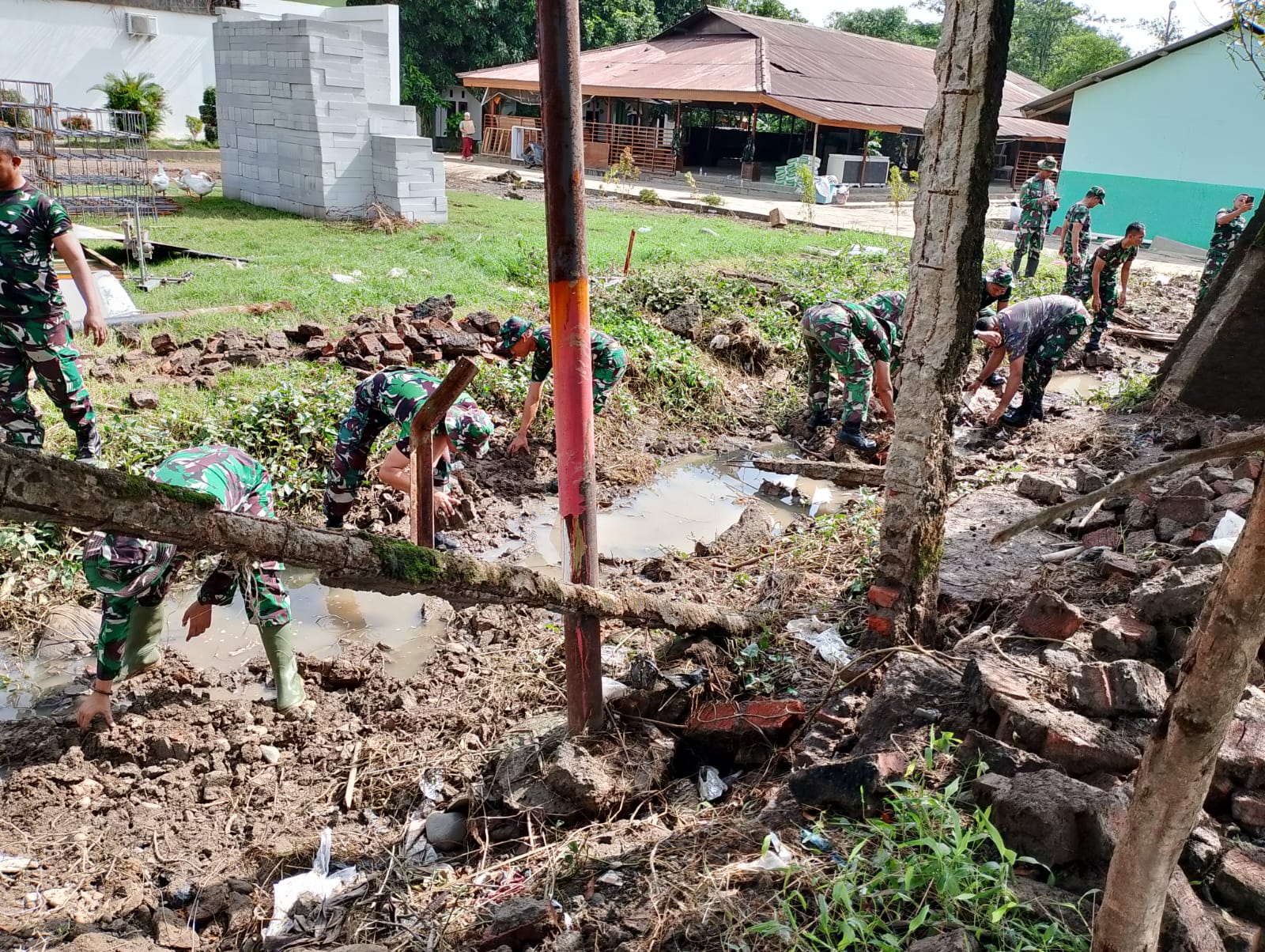 Karya Bakti Kodim 0620 / Kab Cirebon Pasca Bencana Alam Banjir di Pesantren Khairiyah