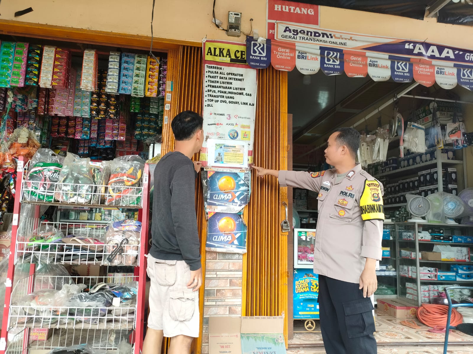Polsek Indralaya Pasang Stiker Himbauan Kamtibmas dan Waspada Curanmor di Empat Desa