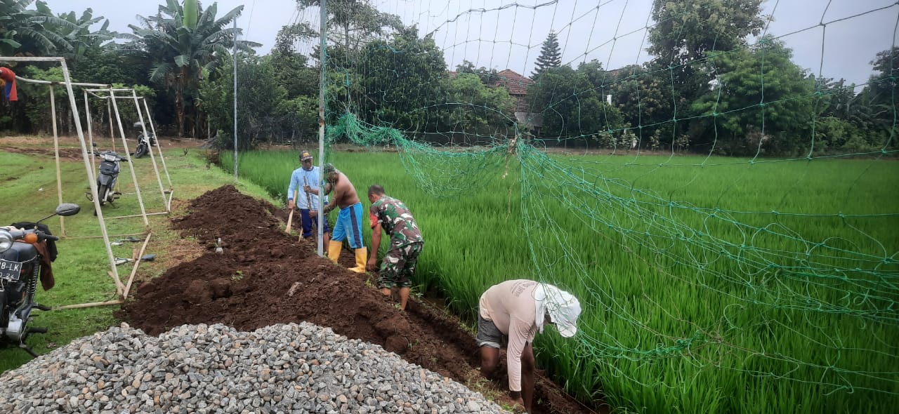 Babinsa Kodim 0719 / Jepara Serka Ali Madhkan Bantu Pembuatan Talud Lapangan di Desa Ketilengsingolelo