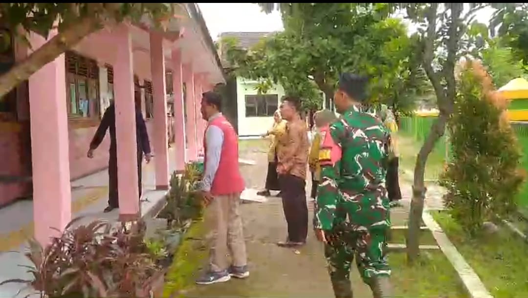 Anggota Kodim 0719/Jepara, dan Puskesmas 1 Welahan Gelar Fogging di Desa Gidangelo untuk Cegah Demam Berdarah