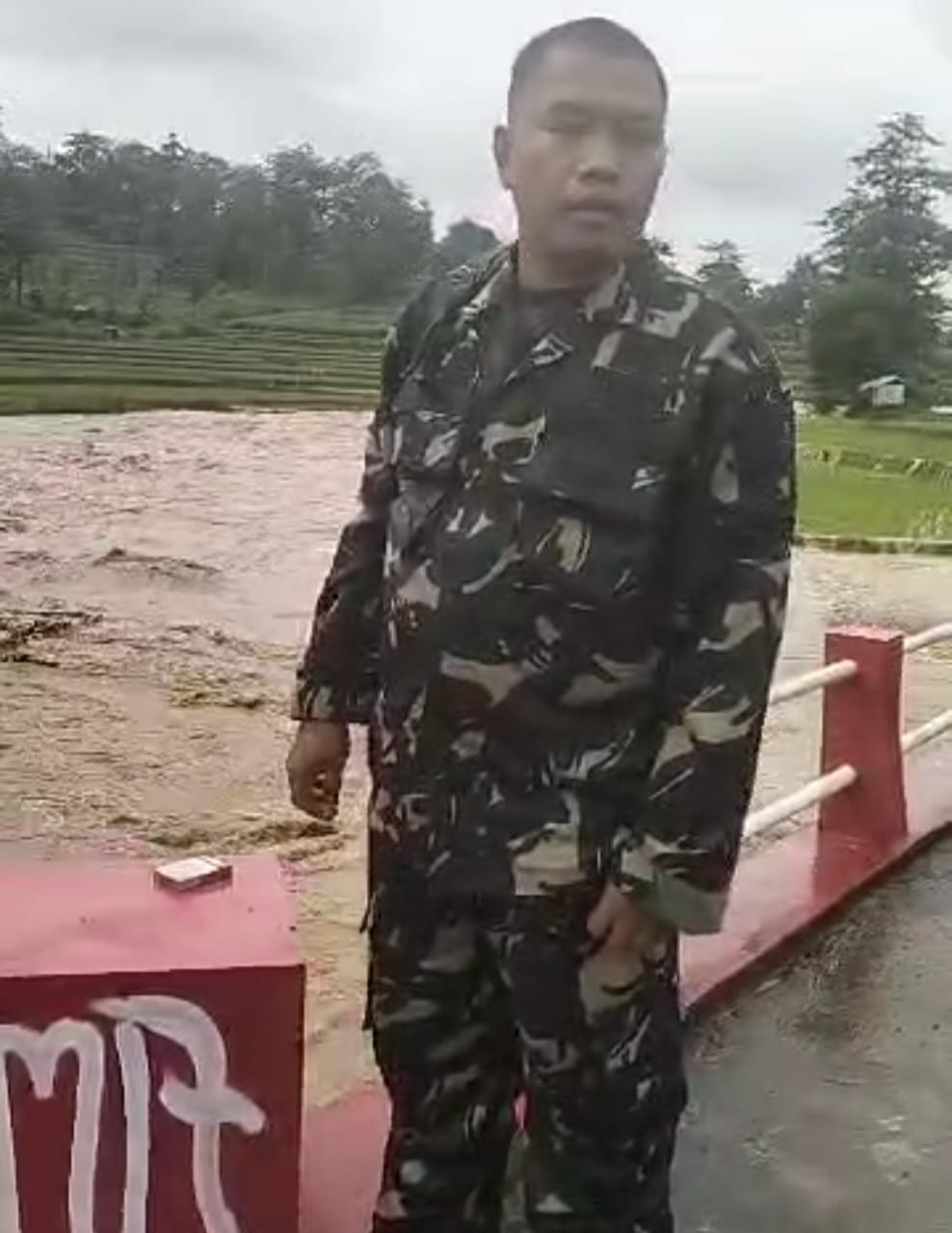 Babinsa Kodim 0719 / Jepara Pantau Bencana Banjir di Desa Tulakan Donorojo