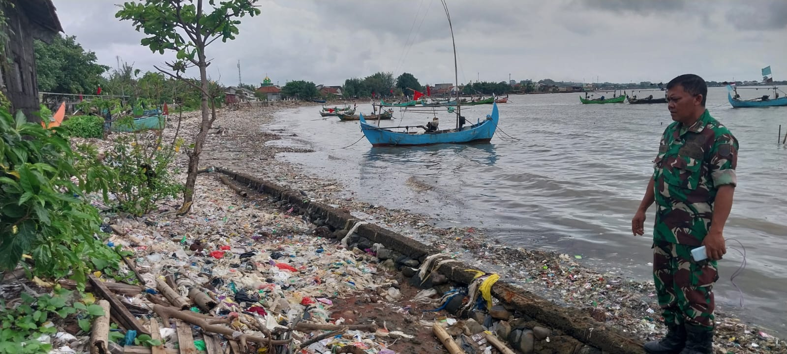 Anggota Kodim 0719 / Jepara Tinjau Lokasi Rencana Pembersihan Sampah di Eks TPI Bulu dan Pantai Kartini