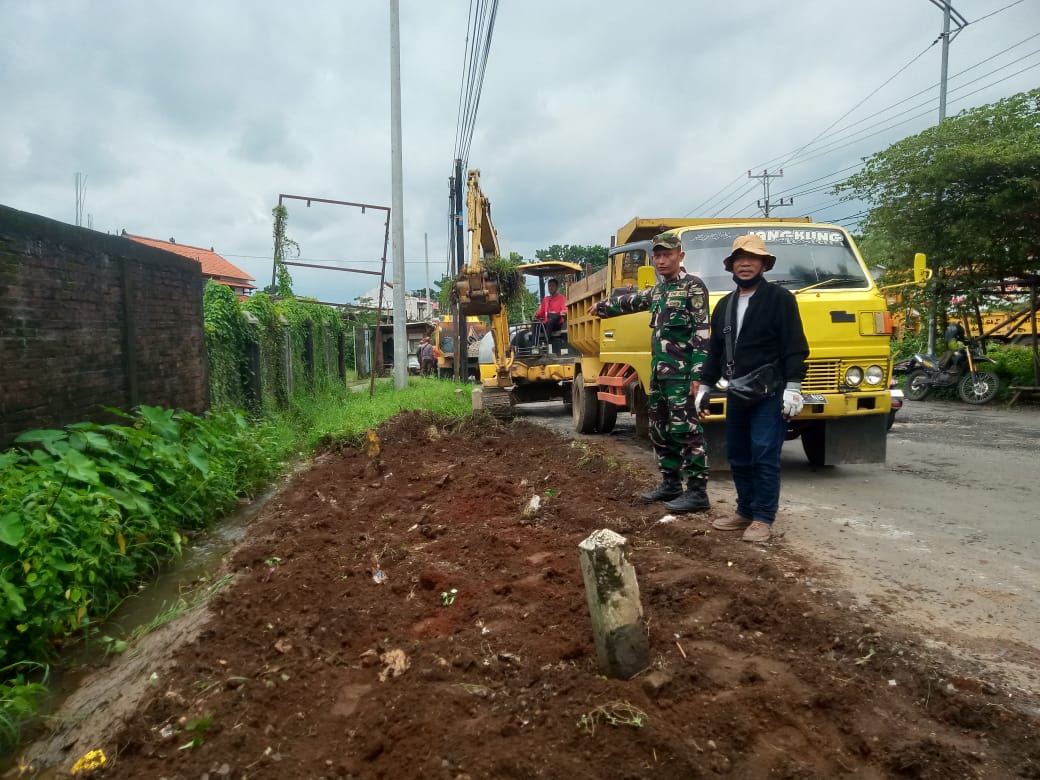 Babinsa Kodim 0719 / Jepara Dampingi Dinas Bina Marga Provinsi Pengerukan Tanah di Bahu Jalan