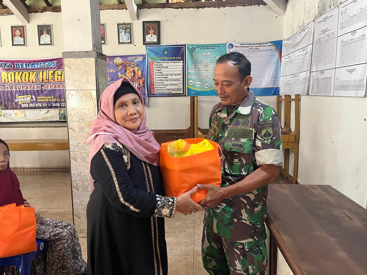 Danramil 03/Batealit Kodim 0719/Jepara Bersama Persit Laksanakan Komsos dan Berikan Bantuan Sembako di Desa Ngasem