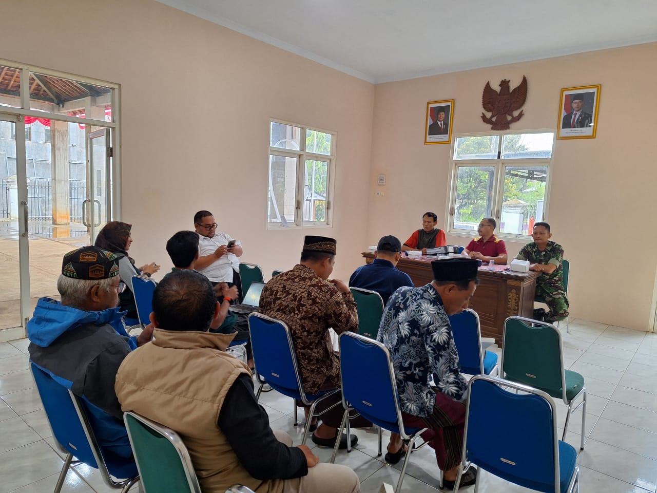 Babinsa Kodim 0719/Jepara Laksanakan Komsos Bersama Petinggi dan Perangkat Desa Kelet