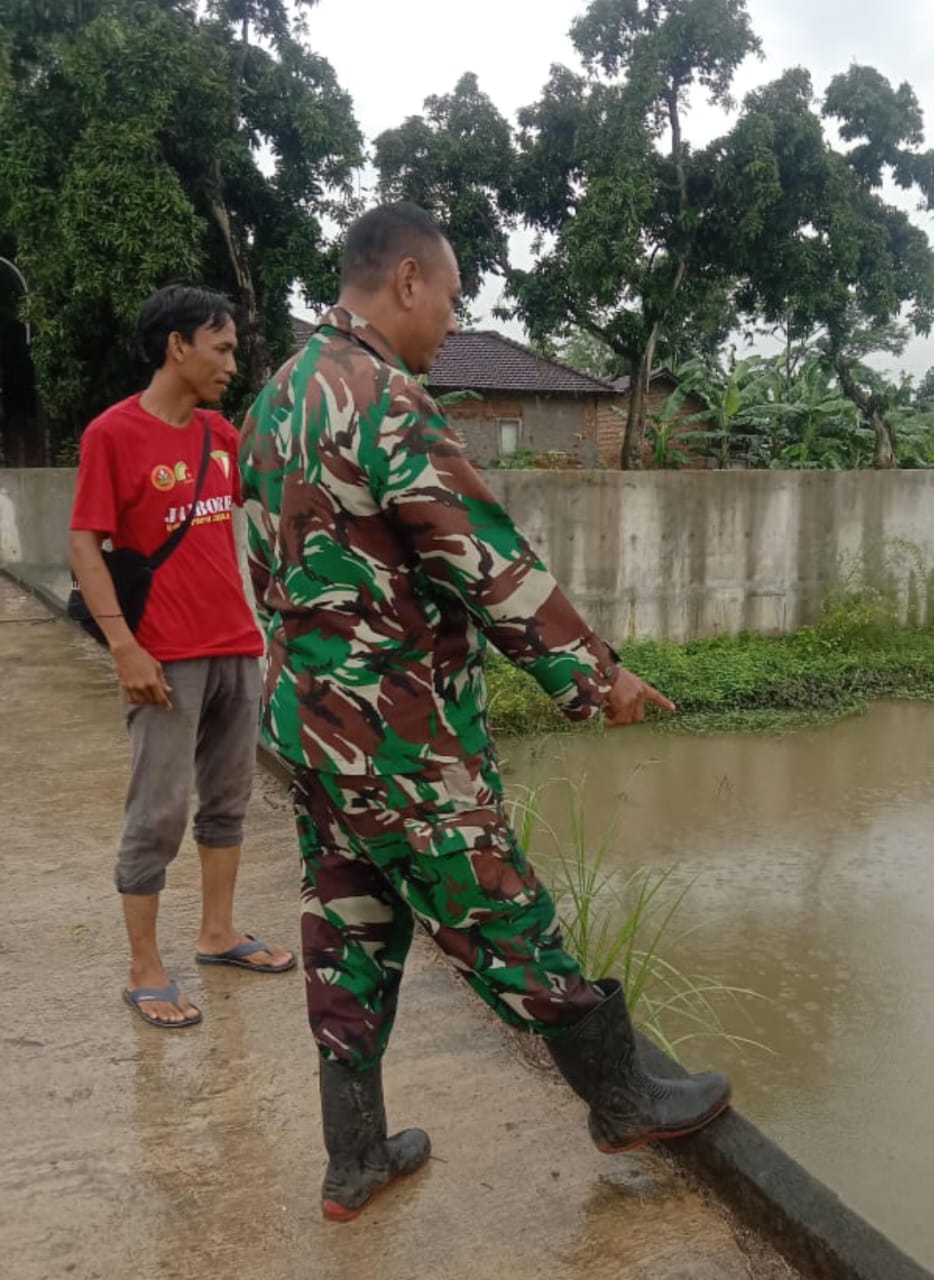 Babinsa Kodim 0719/Jepara Bersama Warga Laksanakan Pemantauan Sungai SWD 1, Kondisi Masih Aman