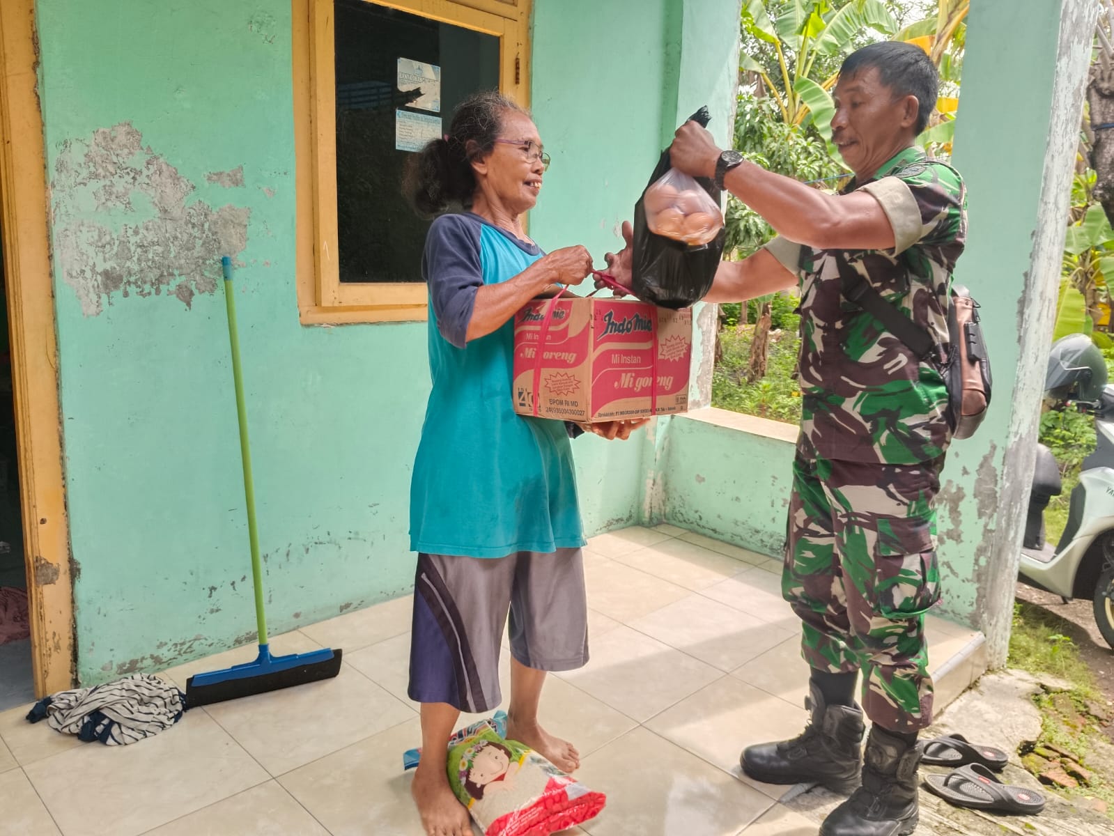 TNI AD Hadir untuk Masyarakat: Babinsa Sambeng Berikan Bantuan Sembako kepada Warga Kurang Mampu