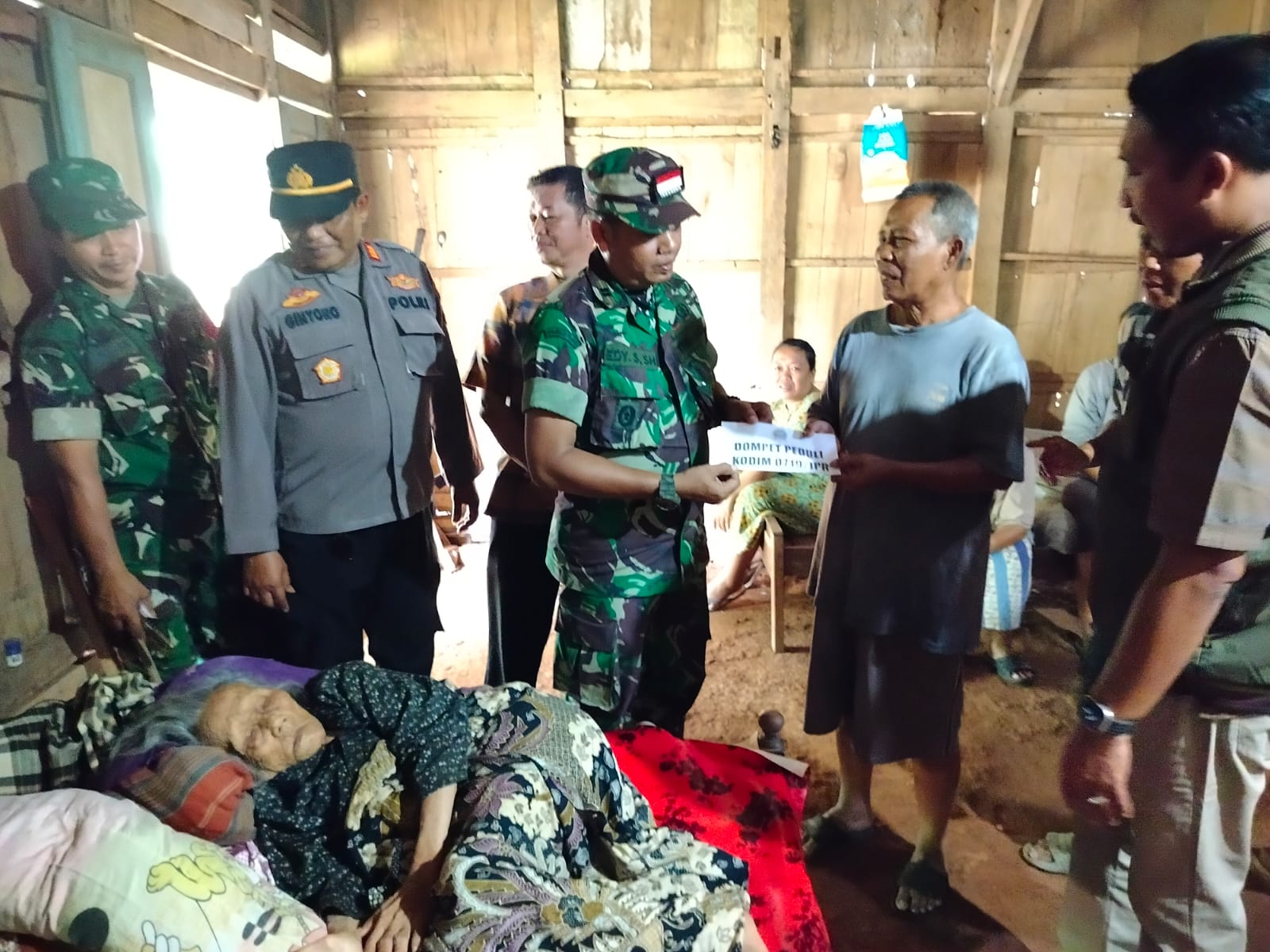 Program “Dompet Peduli Kodim 0719 / Jepara” Aksi Keempat Diberikan Kepada Ibu Legina, Lansia Pikun Berusia 84 Tahun