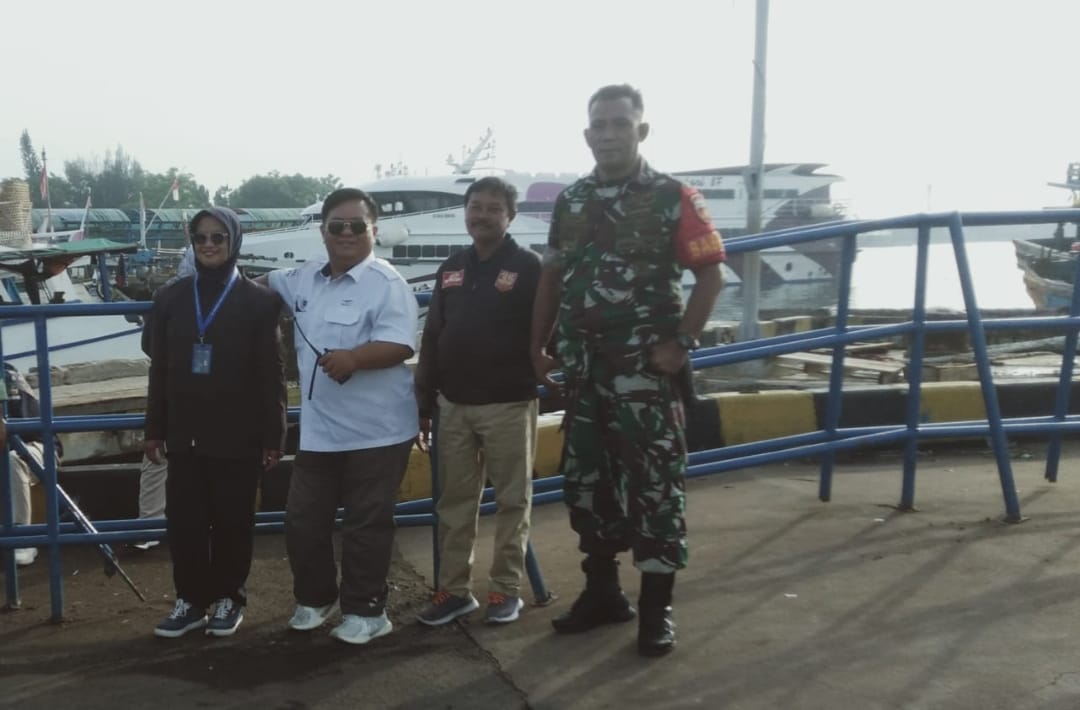 Anggota Kodim 0719 / Jepara Laksanakan Patroli di Pelabuhan Kartini Jelang Libur Panjang
