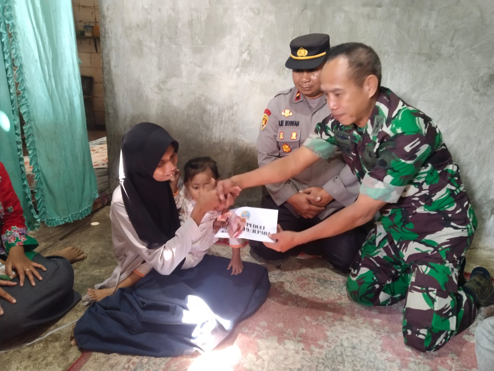 Program “Dompet Peduli Kodim 0719/Jepara” Sasar Seorang Ibu yang Sulit Memenuhi Kebutuhan Hidup di Bandungharjo