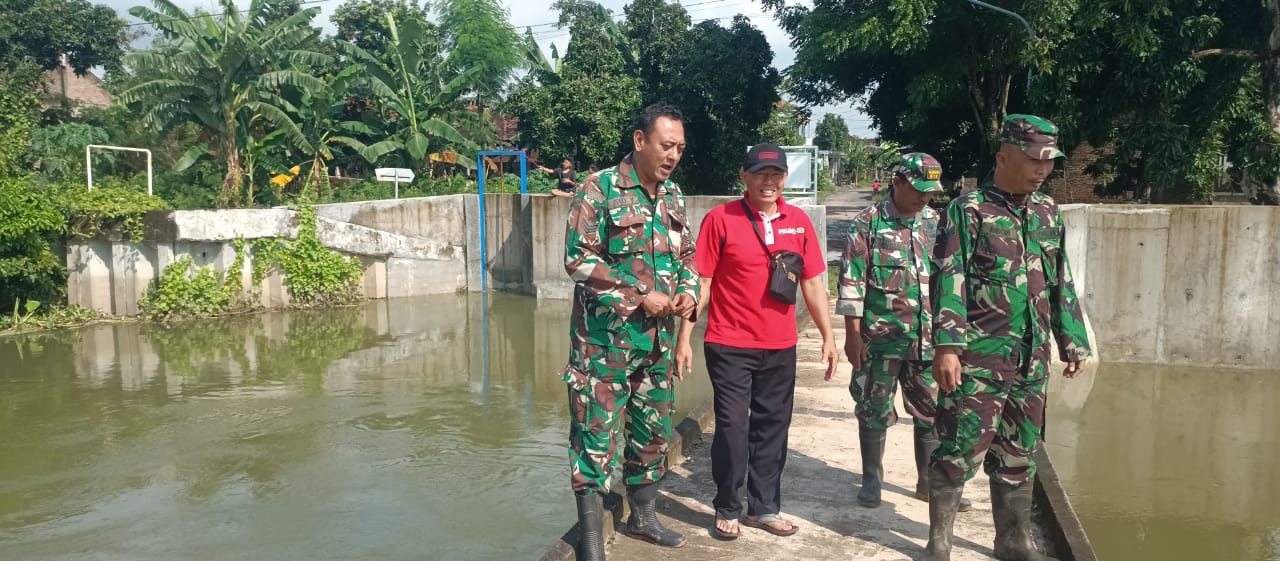 Anggota Kodim 0719/Jepara Siaga Bencana, Lakukan Pemantauan Debit Air di Sungai SWD 1
