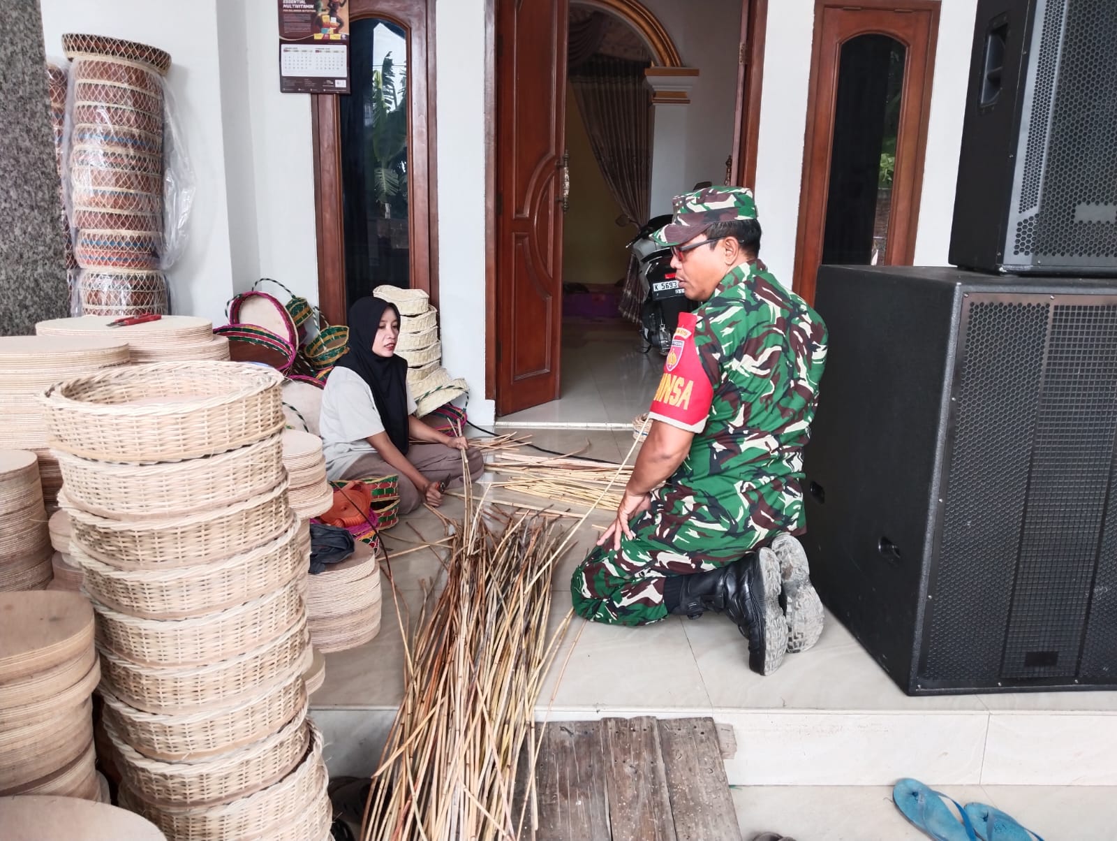 Babinsa Kodim 0719 / Jepara Serma Mohadi Jalin Komsos dengan Pengrajin Rotan di Desa Telukwetan