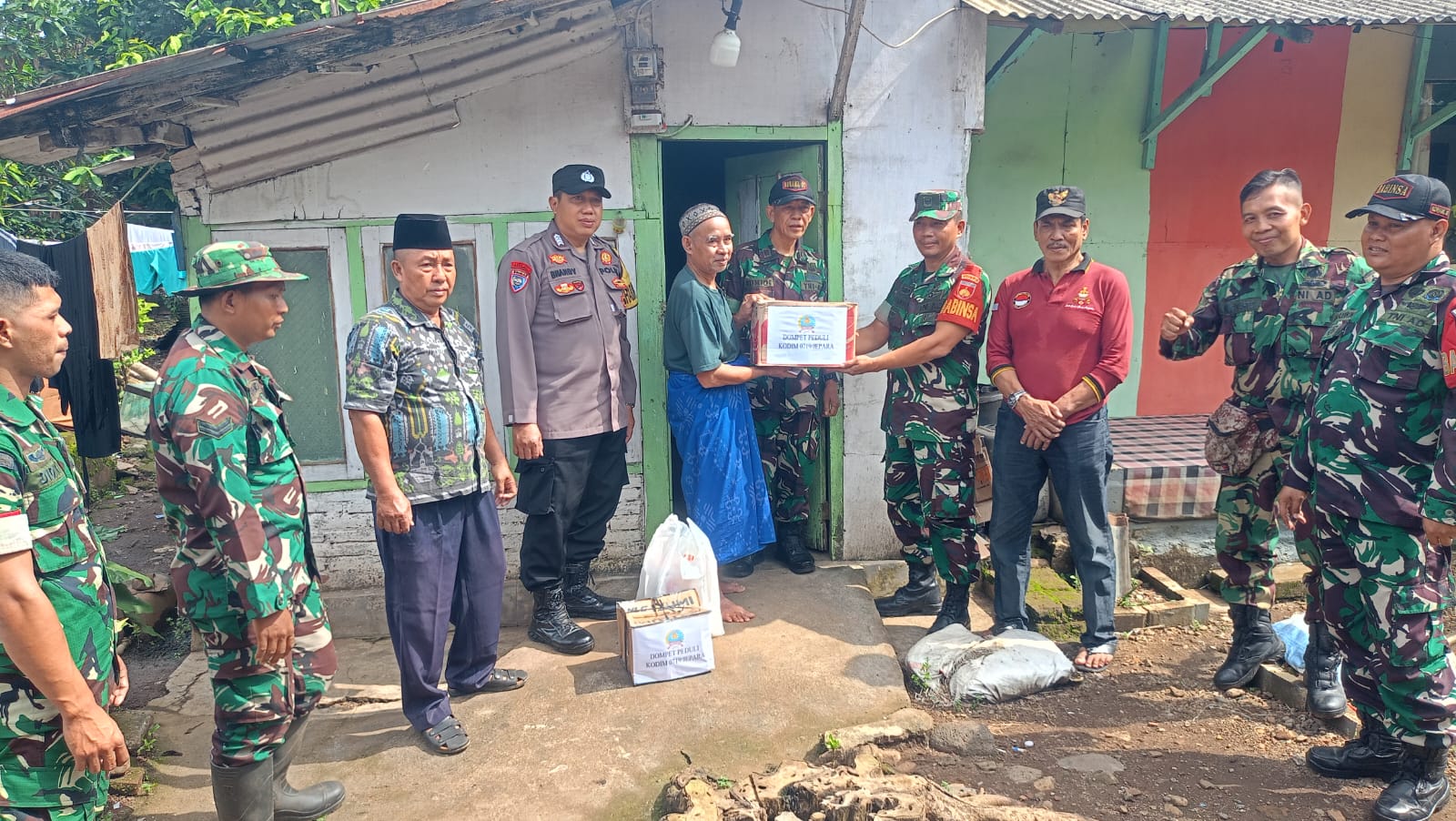 Di Bangsri Seorang Bapak Tidak Mampu Bekerja untuk Keluarga karena Sakit, Target Program “Dompet Peduli Kodim 0719 / Jepara.”