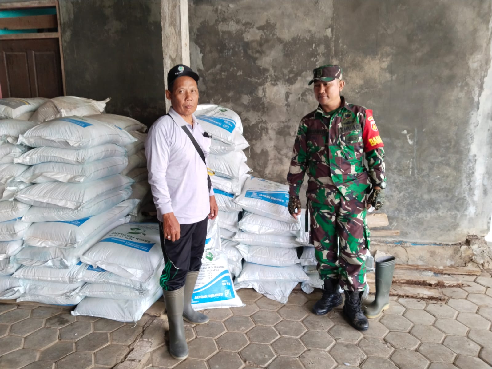 Babinsa Kodim 0719 /Jepara Pastikan Pendistribusian Pupuk Subsidi di Desa Bandungharjo Tepat Sasaran