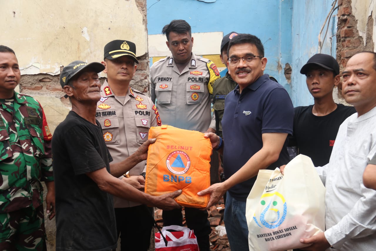 Gotong Royong, Pemkot Cirebon dan Polres Bantu Warga Terdampak Bencana