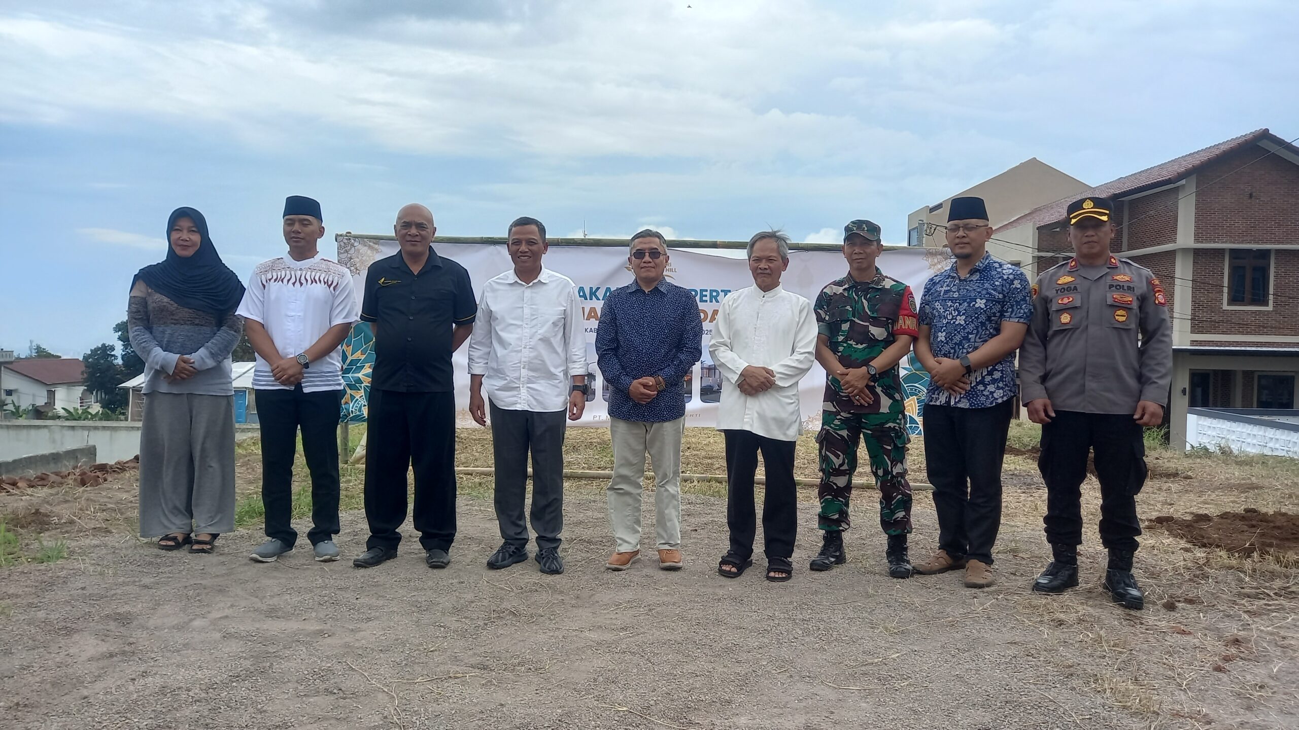 Peletakan Batu Pertama Masjid Daarul Ihsan Katumiri Grand Hill Diresmikan Panglima Kodam III / Siliwangi Mayjen TNI Dadang Arif Abdulrrahman