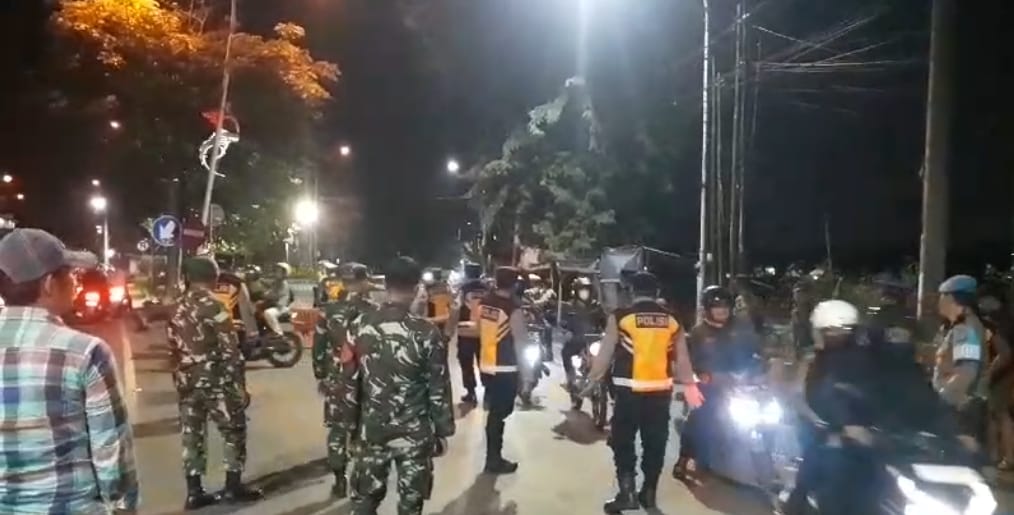 Personel Koramil 0830/06 Benowo Lakukan Penyekatan di Pos Pengamanan Jelang Pergantian Tahun