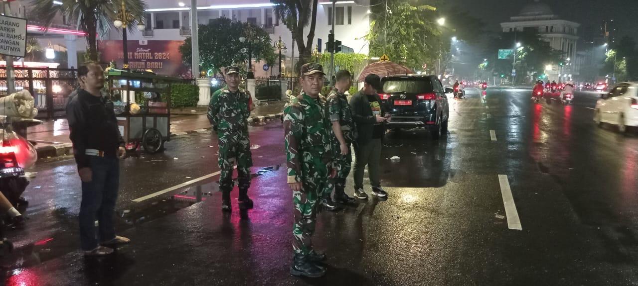 Danramil 0830/04 Bubutan Pantau Keamanan Malam Tahun Baru di Surabaya