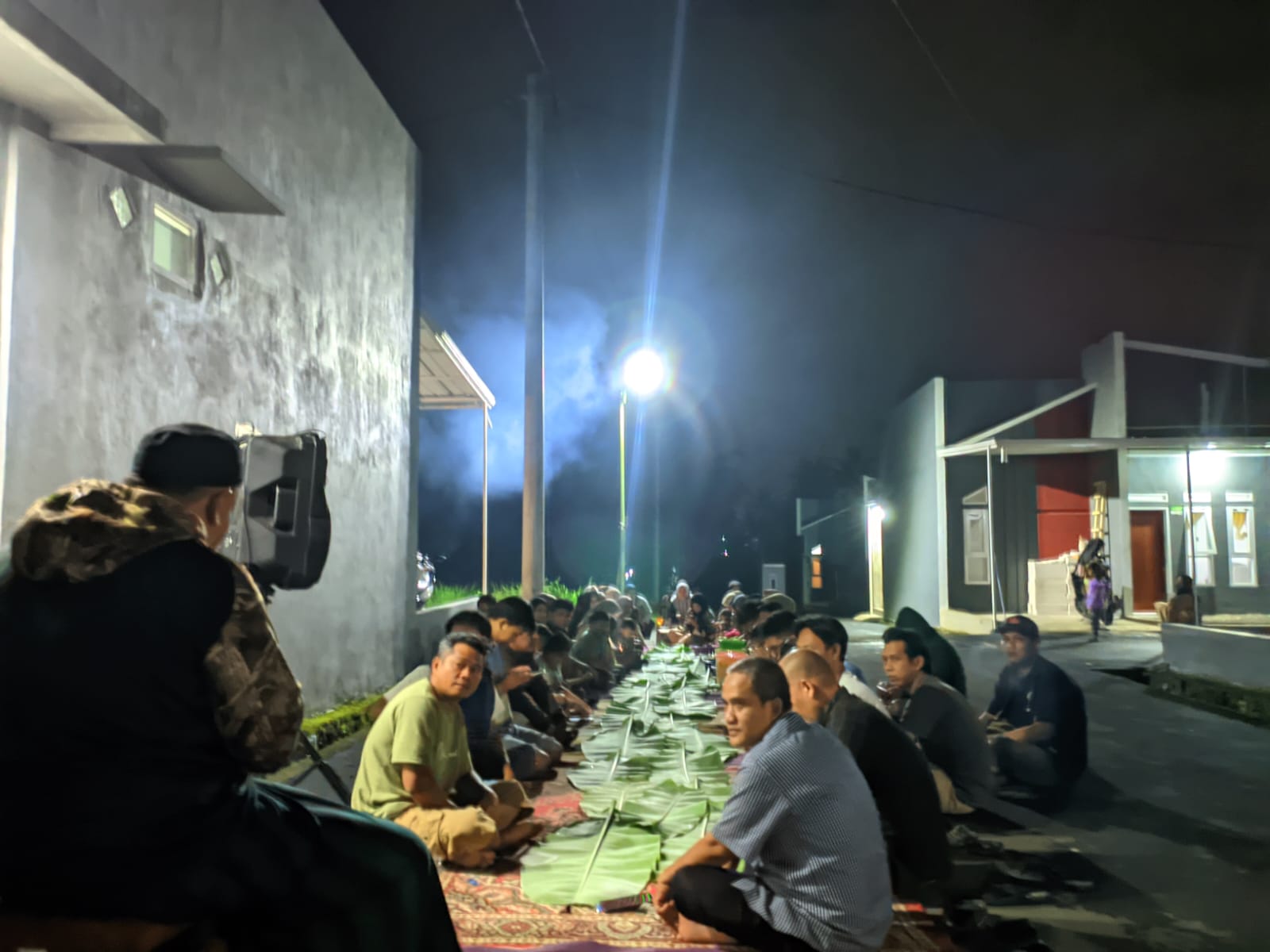 Keakraban Warga Perum Sinar Firdaus Terjalin Melalui Nasi Liwet sepanjang 20 Meter