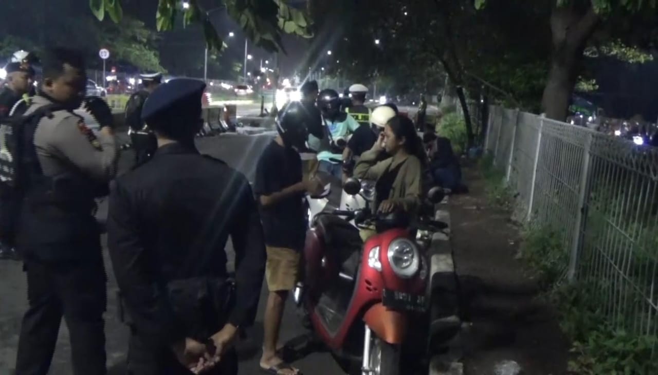 Pastikan Keamanan Dan Ketertiban Lalu – Lintas  Dimalam Tahun Baru Polres Pelabuhan Tanjung Perak Lakukan Penyekatan Di Suramadu