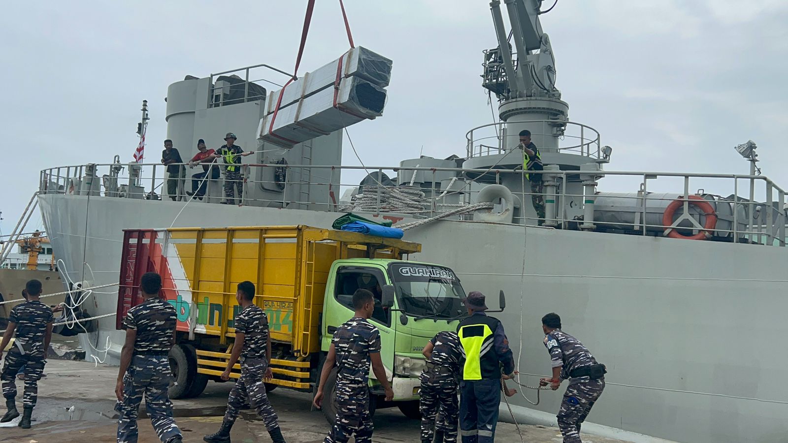 Bawa Bantuan Kemanusiaan Bagi Korban Terdampak Erupsi Gunung Lewotobi Laki-Laki, KRI Teluk Youtefa-522 Tiba di Nusa Tenggara Timur