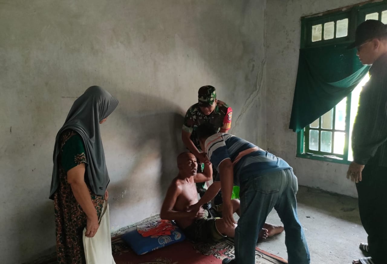 Babinsa Koramil Duduksampeyan Dampingi Penanganan ODGJ di Desa Glanggang