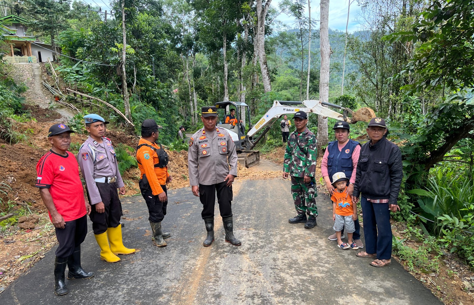 TNI-Polri dan BPBD Trenggalek Beraksi: Jalan Penghubung Pule-Panggul Kembali Dibuka!