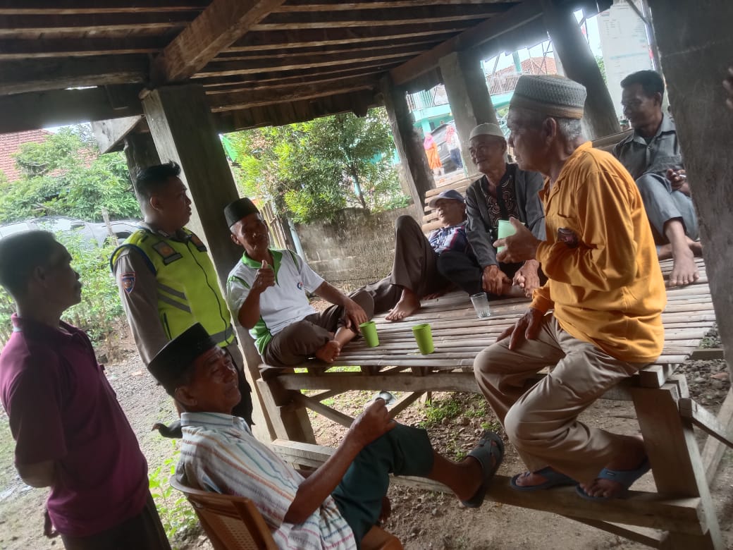 Personel Polsek Muara Kuang Sampaikan Pesan Kamtibmas dalam Sambang Warga Awal Tahun 2025