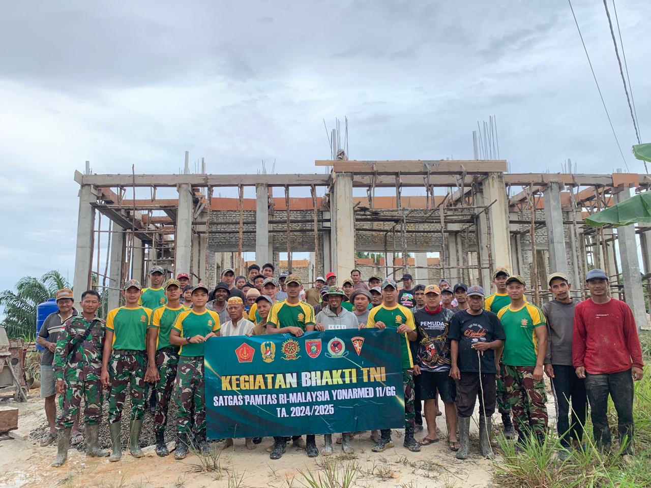 Satgas Pamtas Yonarmed 11 Kostrad Bersama Warga Gotong Royong Bangun Masjid Al-Nurul