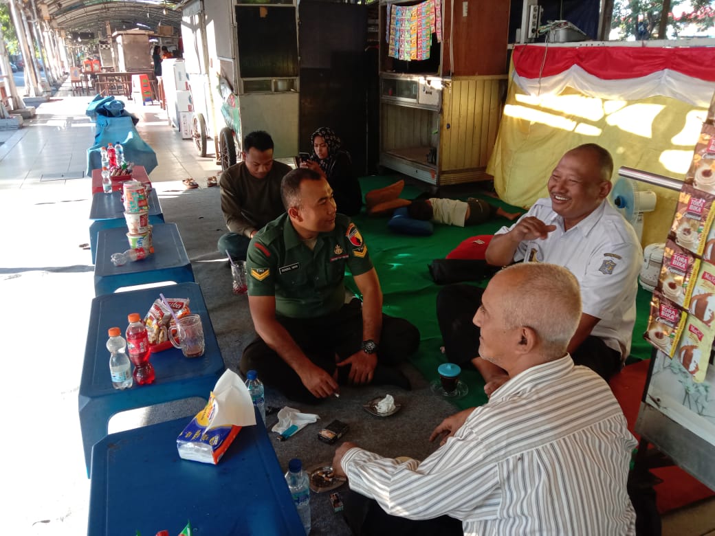 Babinsa Ampel Lakukan Komsos dengan Aparat Kelurahan dan Ketua RW, Perkuat Sinergi Jaga Kamtibmas