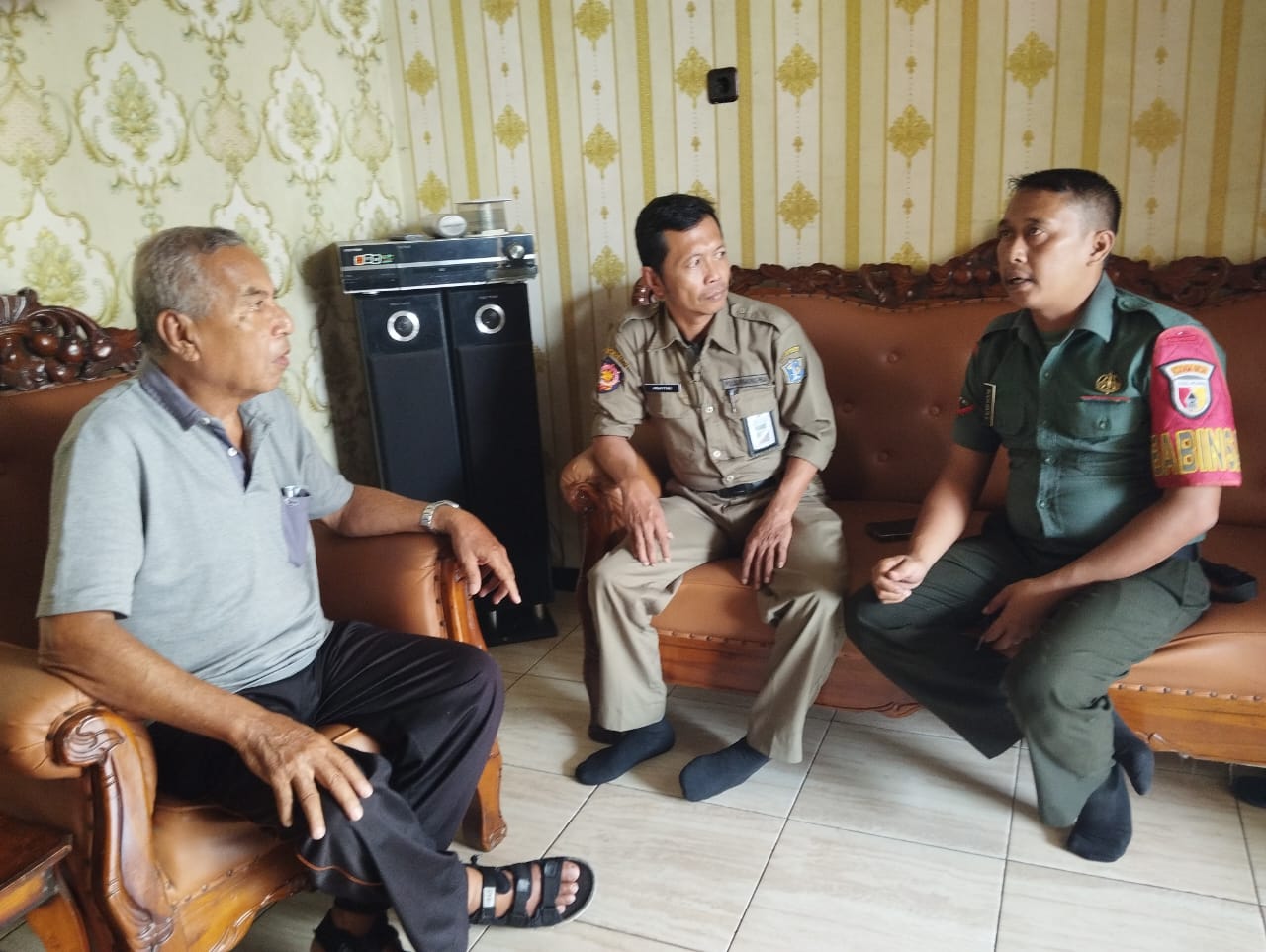 Babinsa Lakukan Komsos dan Pemantauan Wilayah di Perak Barat