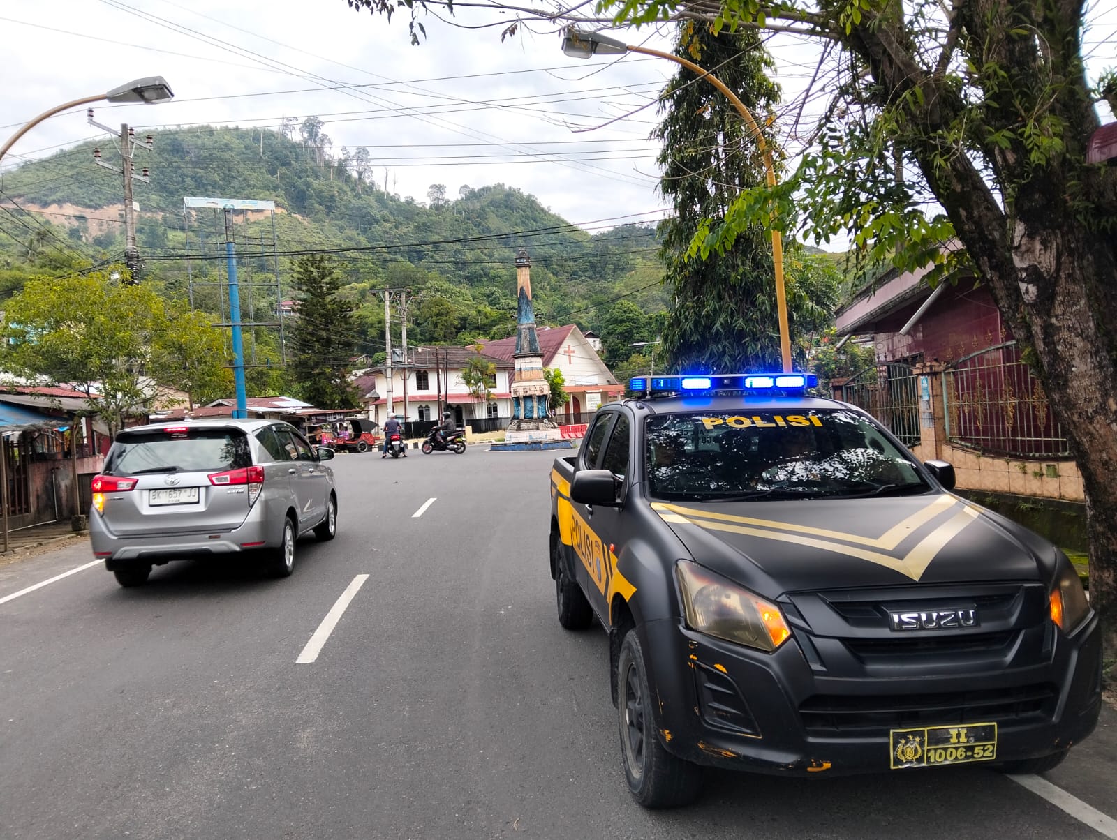 Personil Satuan Samapta Dengan Polisi NYINYII, Berikan Himbauan Kepada Pengguna Jalan