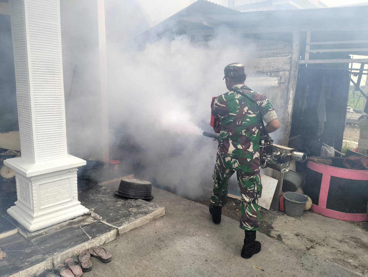 Babinsa 0817/09 Balongpanggang Laksanakan Fogging Cegah Demam Berdarah di Desa Wonorejo