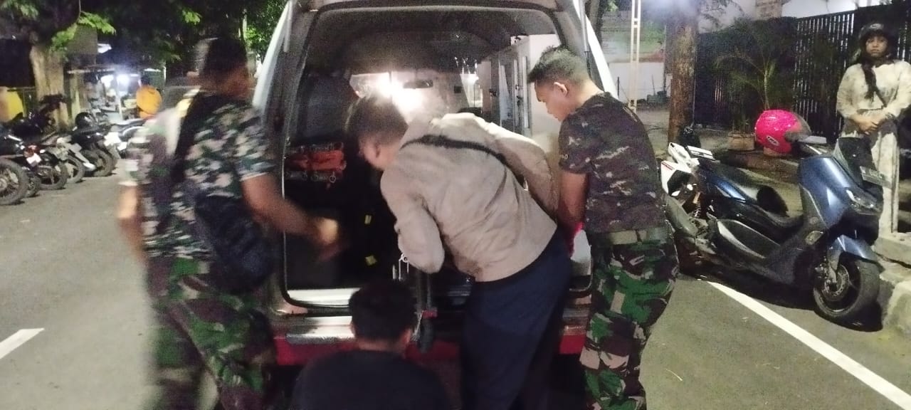Babinsa Koramil 0817/05 Kota Gresik Lakukan Pertolongan Cepat kepada Korban Indikasi ODGJ yang Terluka