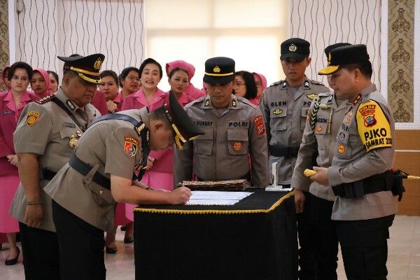 Kapolda Sulut Pimpin Sertijab 2 Direktur, 1 Kepala Bidang dan 3 Kapolres