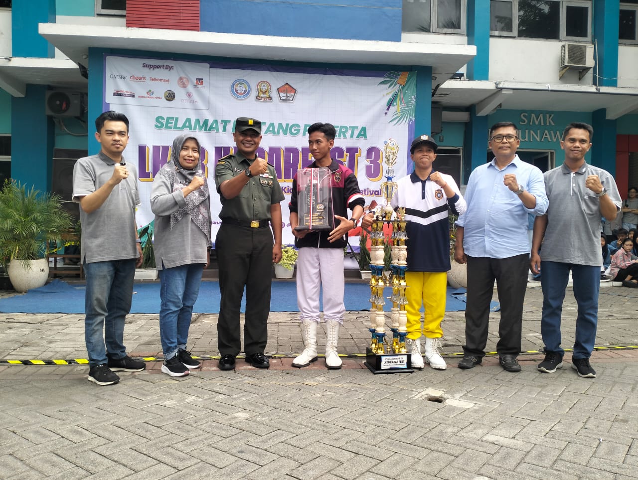 Dukung Pelaksanaan Lomba Ketangkasan Baris-berbaris, Pjs Danramil 0830/03 Pabean Cantian Serahkan Piala Bergilir