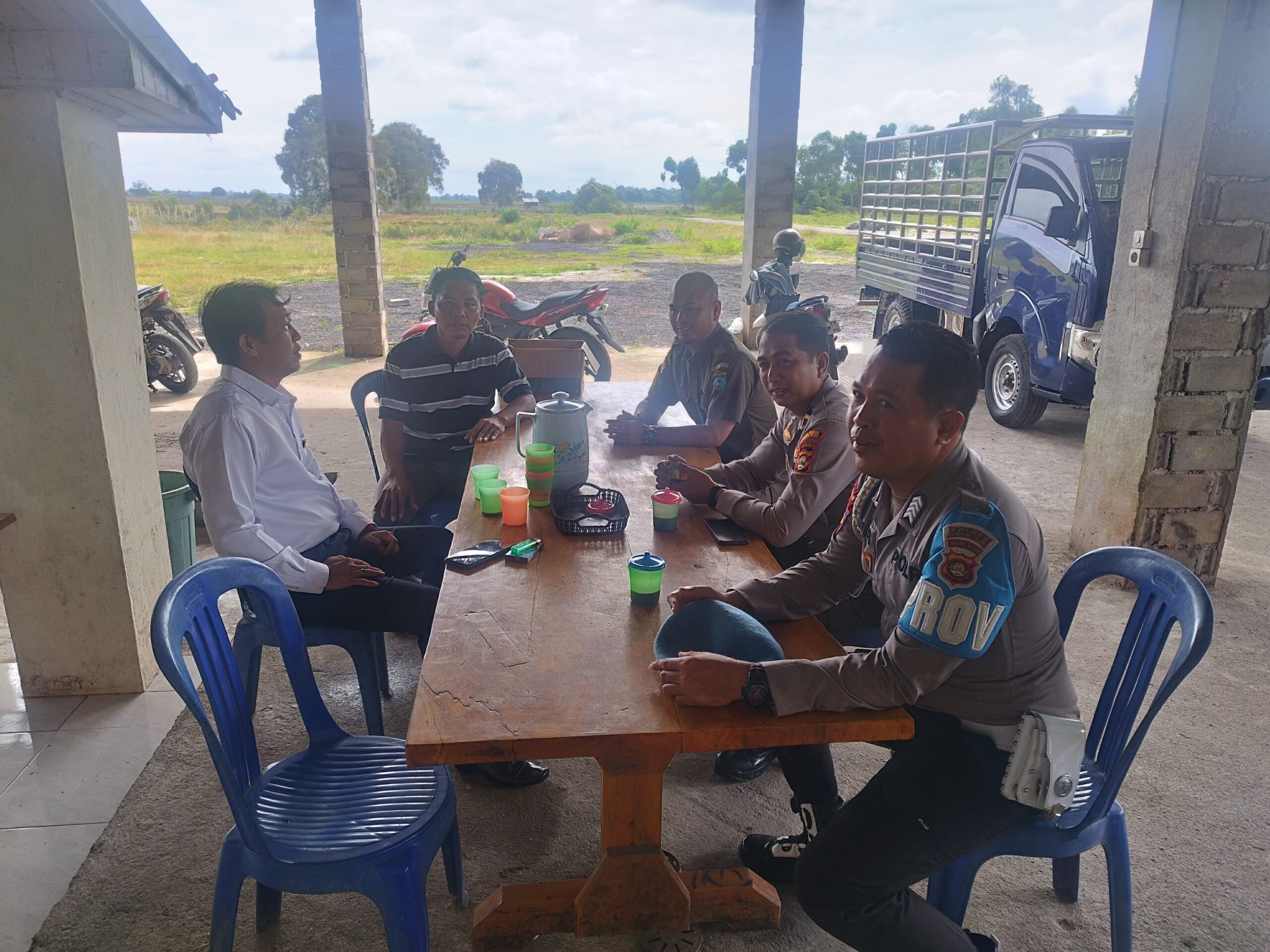 Kerap Meresahkan Masyarakat dan Pengguna Jalan, Polsek Indralaya dan Satpol PP Berikan Himbauan Terkait Ternak Sapi di Desa Tanjung Seteko