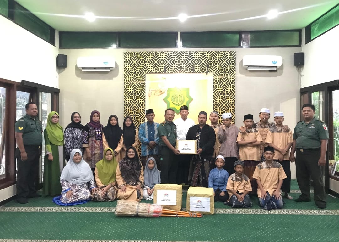 Wakili Dandim, Danramil 0830/06 Benowo Berikan Tali Asih ke Yayasan Yatim Piatu