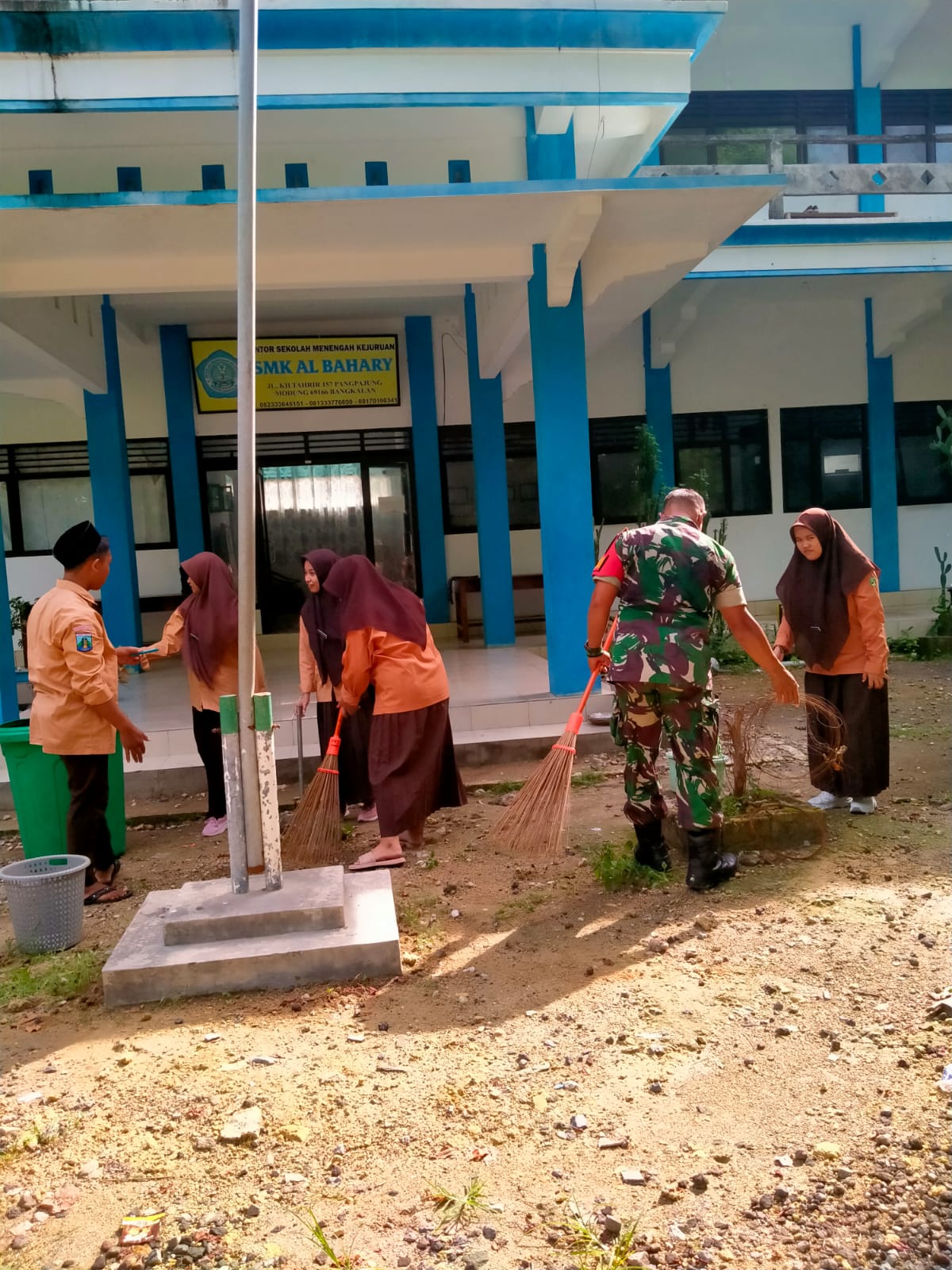 Babinsa Modung ajak siswa At-Tahiriyah cintai lingkungan sekolah