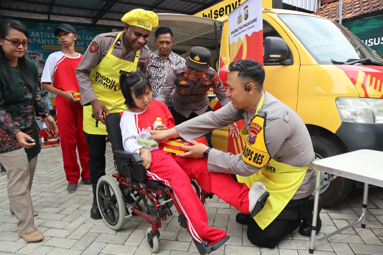 Mobil Senyum Polres Tulungagung Hadir Berbagi Makanan Bergizi, Pelajar SLB Riang Hati