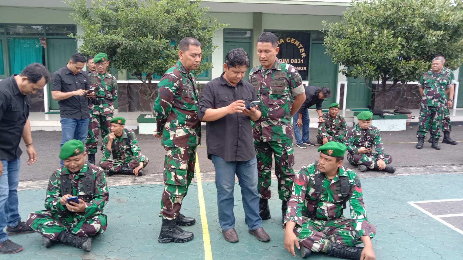 Cegah Judi Online, Dandim 0831 Surabaya Timur Periksa Ponsel Anggota