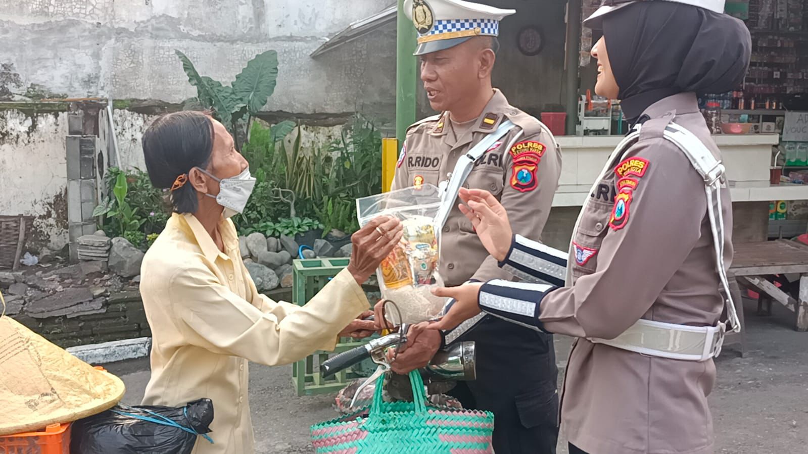 Polres Kediri Kota Berbagi Sembako di Jumat Berkah, Wargapun Sumringah