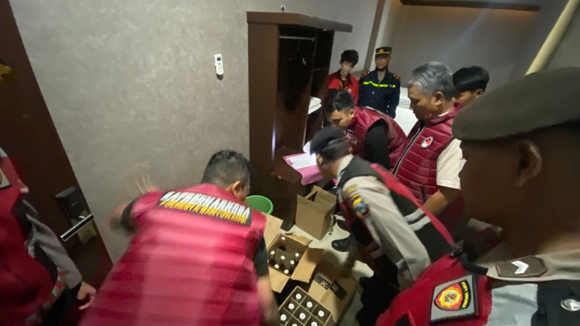 Harkamtibmas, Personel Gabungan Polresta Banyuwangi Gelar Razia Tempat  Hiburan Malam