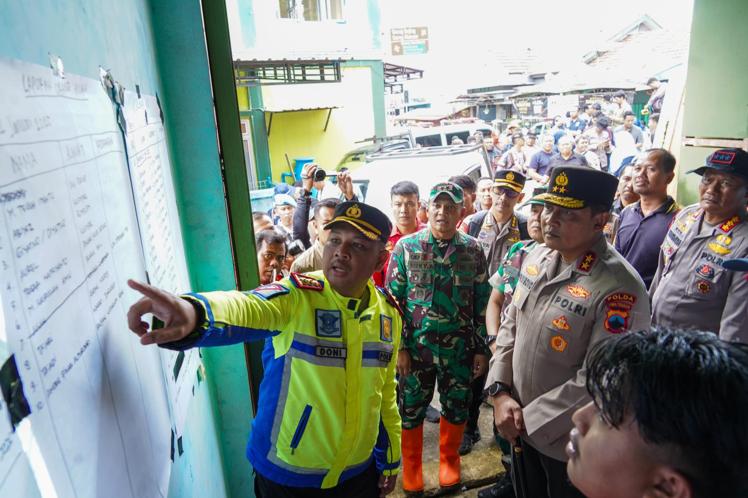 Kapolda Jateng Pantau Langsung Longsor Pekalongan, Polda Kerahkan Unit K9 dan Ekskavator